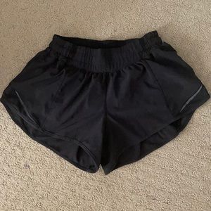 HOTTY HOT 2.5 inch Lululemon shorts